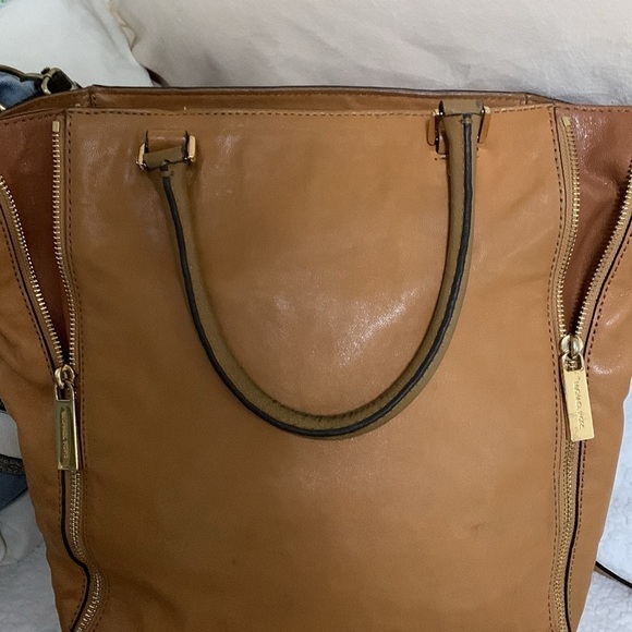 Michael Kors, camel leather tote with gold, zipper detailing and branding - Picture 12 of 13